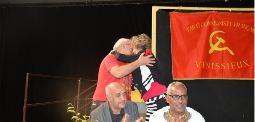 Remise de la médaille du KPRF par Tatiana Desiatova à Pierre-Alain Millet
