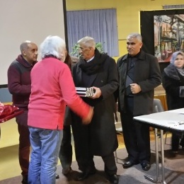 Le maire de Jenine reà§oit les cadeaux de l'association Jenine Vénissieux
