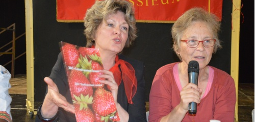 Tatiana Desiatova offre un livre sur le sovkhoze Lenine