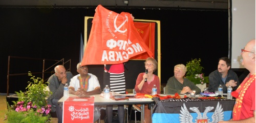 Tatiana Desiatova offre un drapeau du KPRF de Moscou