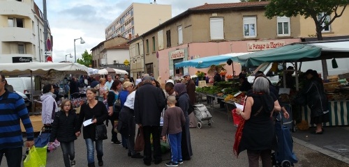 Votation travail sur un marché de Vénissieux