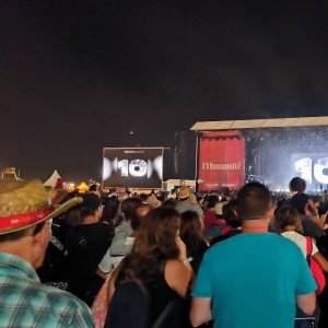 la foule sur la grande scène pour Bigflo & Oli - une incroyable expérience visuelle ! j'aime bien les textes qui s'affichent en grand, ca aide à comprendre !