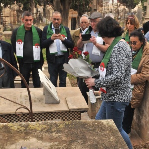 Dépots de fleurs sur les tombes des communistes martyrs de l'indépendance