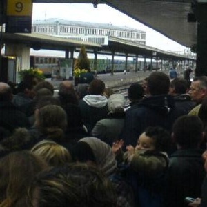 blocage - bien entendu, les voyageurs s'accumulent dans la gare. LEs CRS tentent de protéger une allée pour évacuer les étudiants…