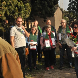 Dépots de fleurs sur les tombes des communistes martyrs de l'indépendance