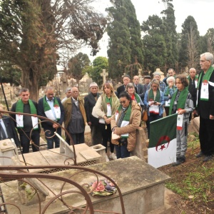 Recueillement devant la tombe de Fernand Yveton