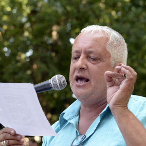 c'est le seul candidat du côté gauche de l'échiquier qui délivre un message porteur d'espoir et de promesses - Thierry Renard poète Vénissian