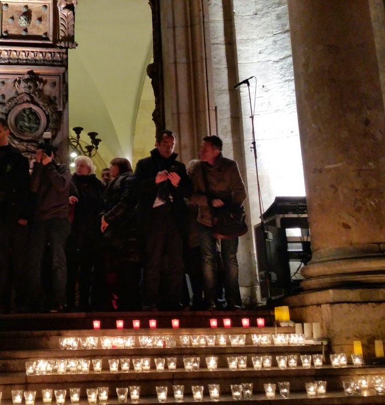 Michèle arrive sur la place des Terreaux par la mairie