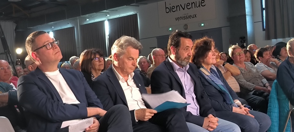 Les intervenants au premier rang