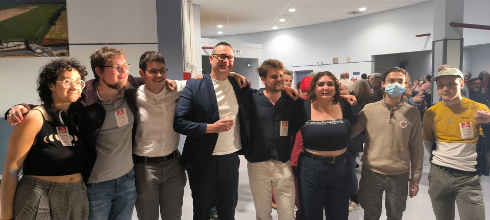 Raoul Hedebouw avec les jeunes communistes