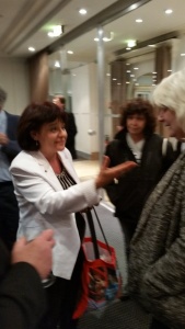 Marine Lesage, directrice des villes et villages fleuris, échange avec Michèle Picard sur sa visite de Vénissieux