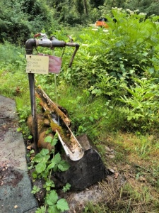 Un robinet de contrôle, avec l'eau que nous retrouvons au robinet, mais juste avant de l'envoyer dans le réseau…