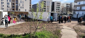 De nombreux habitants et le maire en discussion