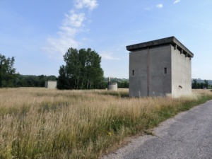 Un poste de controle des puits… alimentation électrique, réseaux…